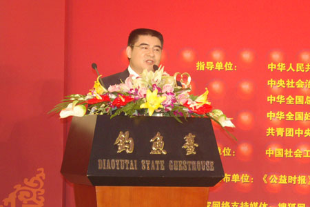 ldquo;慈善大王rdquo;陳光標(biāo)旁聽兩會提建議分發(fā)U盤給記者